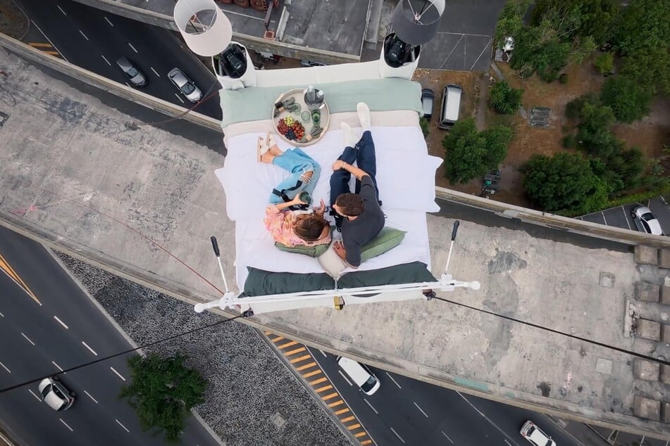 Nadine (30) und Felix (32) genießen den Ausblick über Kapstadt aus dem Bett heraus.