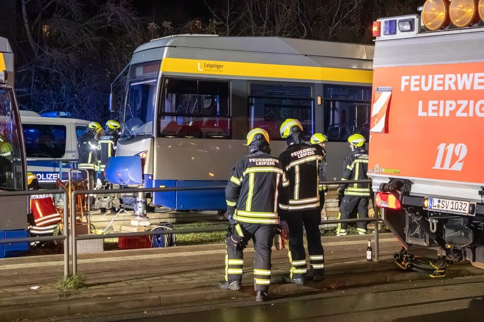 Die Straßenbahn wurde angehoben, um den Mann zu befreien.
