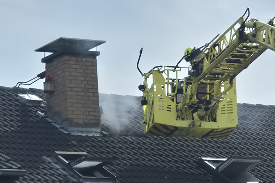 Die Feuerwehr konnte durch den Einsatz der Drehleiter den Brand schnell unter Kontrolle bringen.
