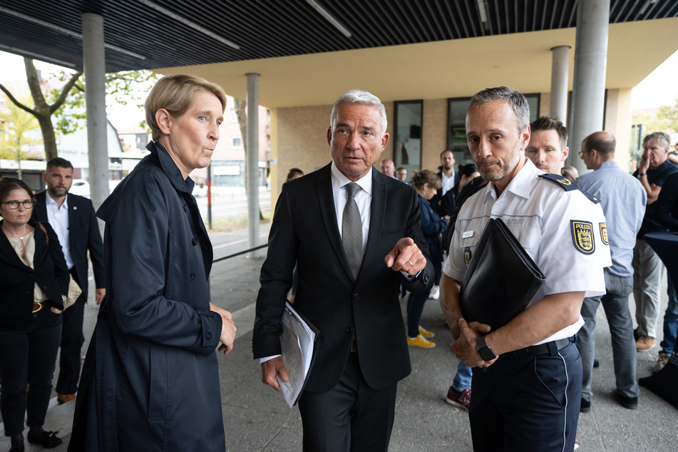 Stefanie Hinz (51, l), Landespolizeipräsidentin von Baden-Württemberg, Thomas Strobl (63, CDU), Innenminister von Baden-Württemberg, und Carsten Höfler, stellvertretender Polizeipräsident Stuttgart, besuchten am Montag den Tatort.