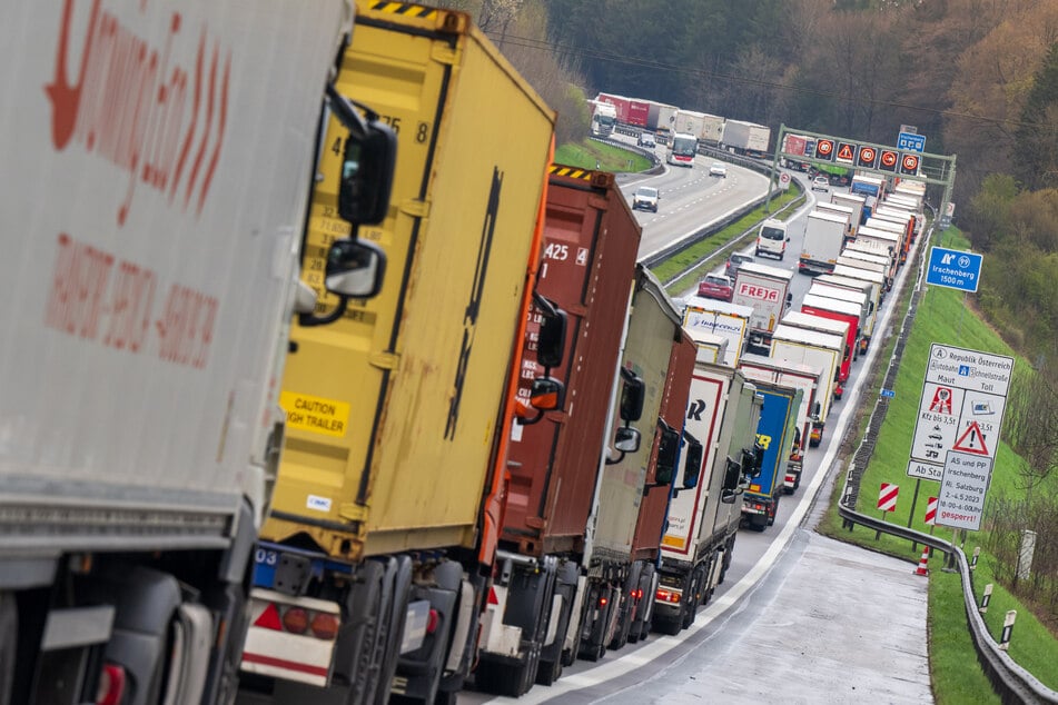 Hunderte Lkw stehen auf der Autobahn A8 Richtung Süden am Irschenberg wegen der Blockabfertigung in Österreich im Stau.