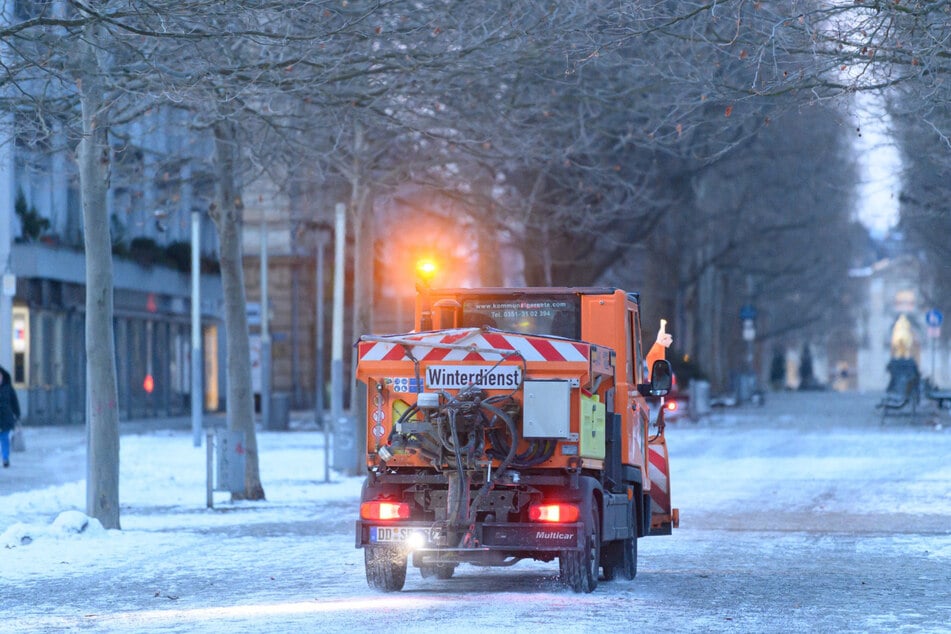 Der Dresdner Winterdienst ist bereits seit 4 Uhr auf den Straßen unterwegs.