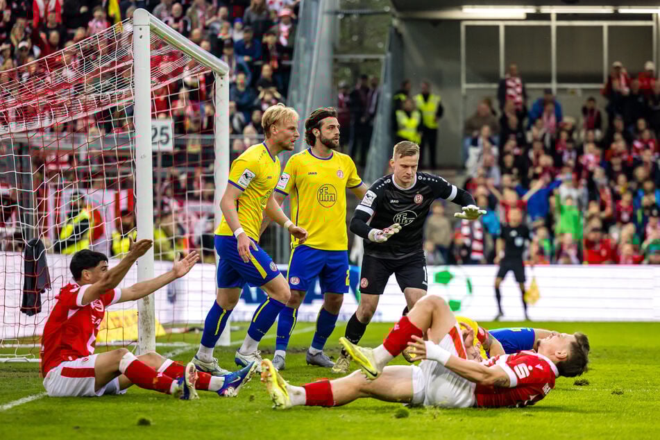 Can Moustfa (21, l.) und Erik Engelhardt (27) liegen am Boden - Cottbus bekommt gegen Essen Elfmeter. Die Wende!