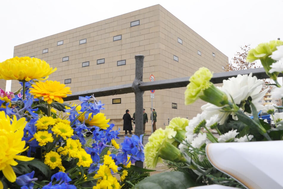 Blumenmeer vor der neuen Synagoge in Dresden. So wird es auch am Freitag wieder aussehen.