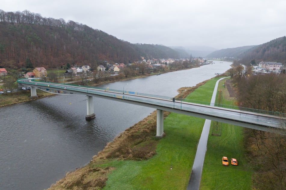 Sperrung der Brücke in Bad Schandau: Der ÖPNV wird weiter optimiert. Zur Elbquerung vor Ort stehen derzeit kostenfreie Personenfähren zur Verfügung.