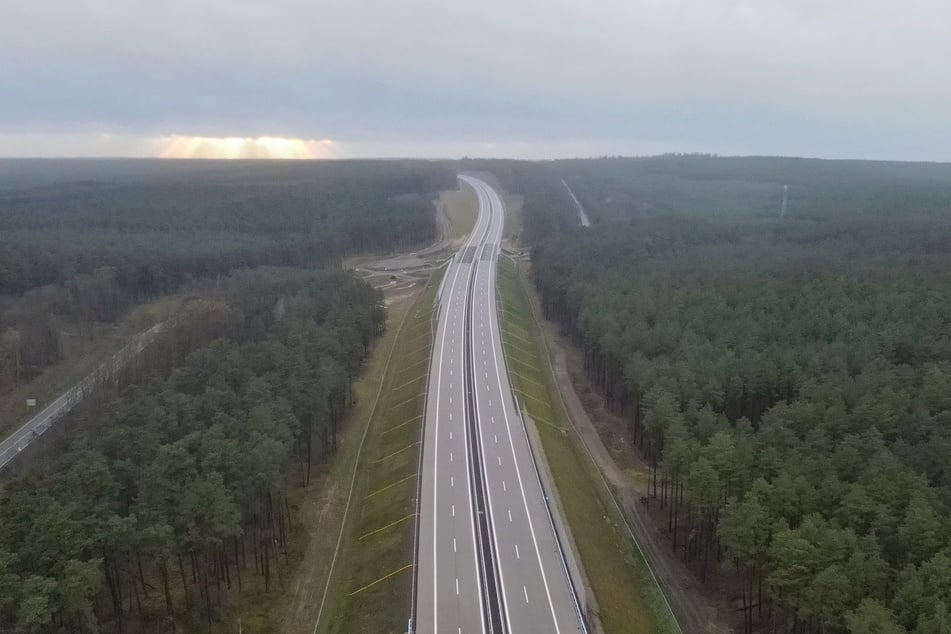 Vor der Freigabe eines weiteren neuen A14-Abschnitts übten dort Einsatzkräfte den Ernstfall. (Archivbild)