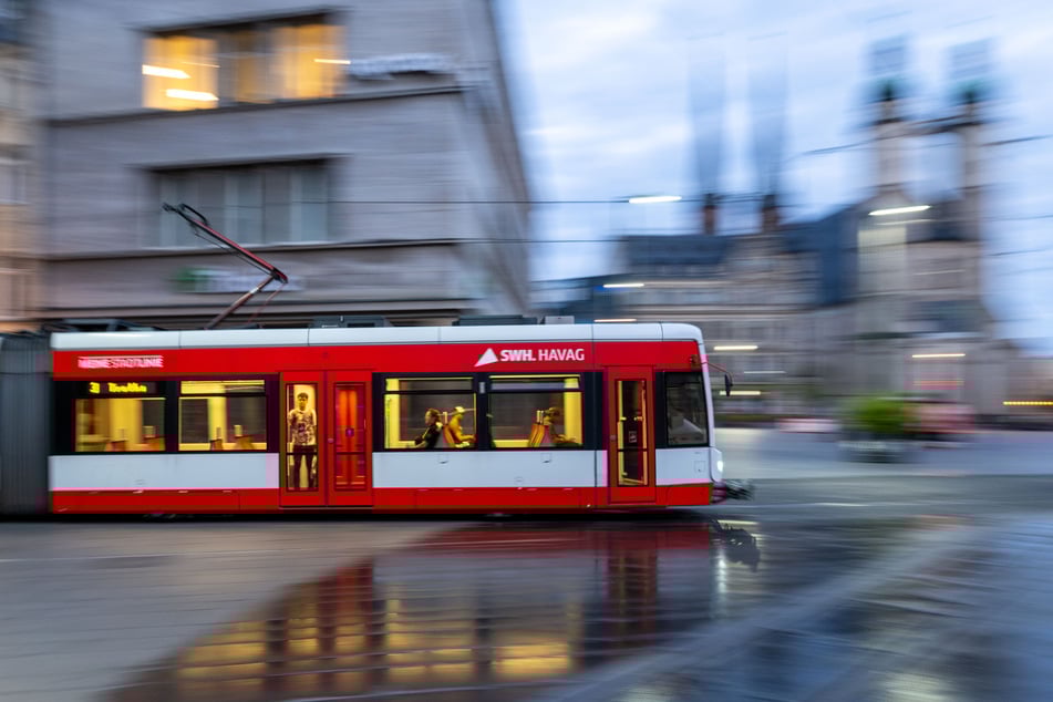 Am Marktplatz in Halle kam es am Dienstag zu einem schweren Straßenbahn-Unfall. (Archivbild)