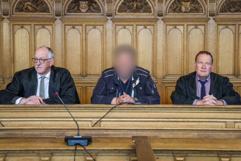 Der Angeklagte (M.) sitzt zur Urteilsverkündung im Landgericht Bremen zwischen seinen Verteidigern Helmut Pollähne (l.) und Thomas Domanski (r.). Er wurde zu einer lebenslangen Haft verurteilt.