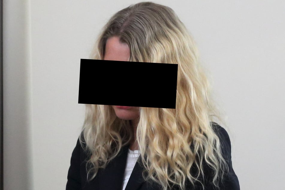 Ramona B. (53) saß - wie immer - schweigend auf der Anklagebank.