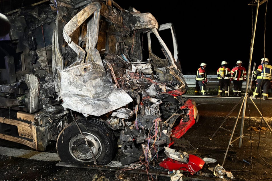 Auf der A6 in Bayern sind am heutigen Dienstagabend zwei Lastwagen kollidiert, eines der Fahrzeuge fing kurz darauf Feuer.