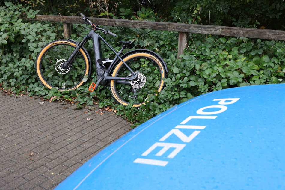 Der Radfahrer wurde bei dem Unfall schwer verletzt.