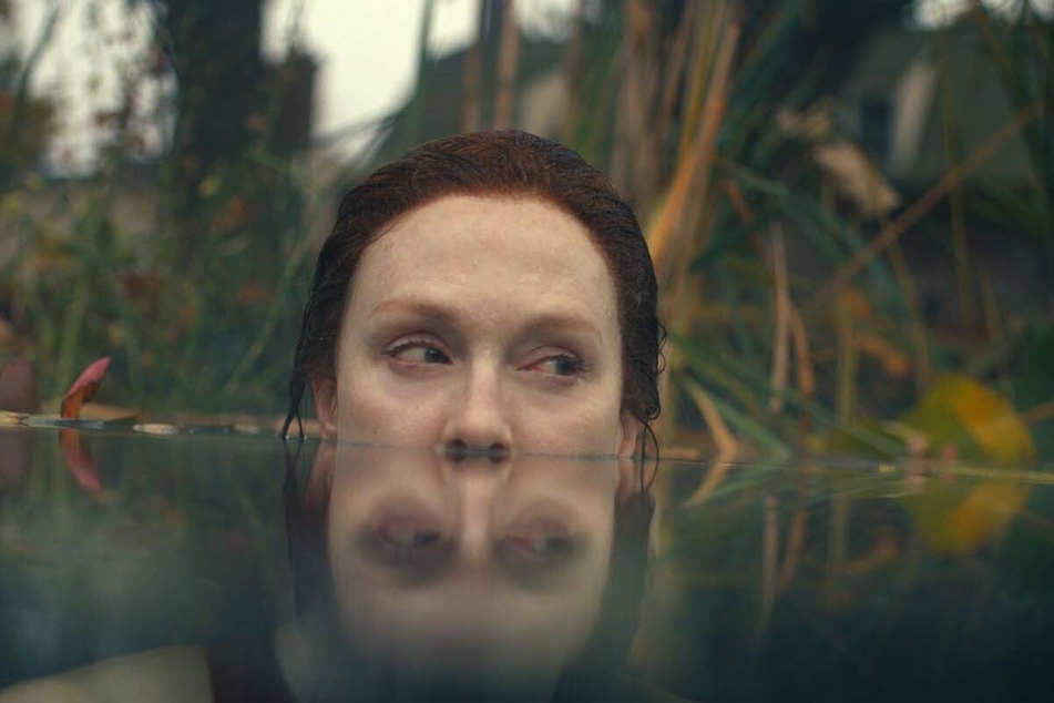 Lisey Landon (Julianne Moore, 60) geht gleich in der ersten Szene baden.
