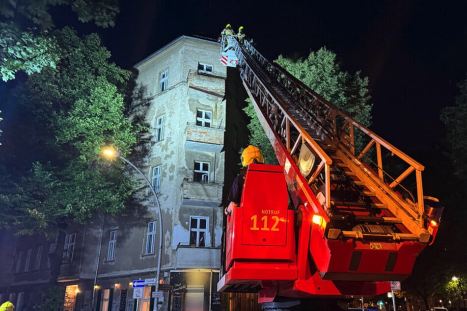 In Friedrichshain-Kreuzberg drohte am Freitagabend ein Balkon aus der vierten Etage auf Menschen abzustürzen.