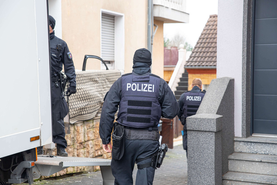 In Leverkusen stießen die Fahnder bei der Razzia am Dienstag auf eine Cannabis-Plantage mit mehreren Hundert Pflanzen. Außerdem stellten sie dort etwa acht Kilo abgepacktes Marihuana