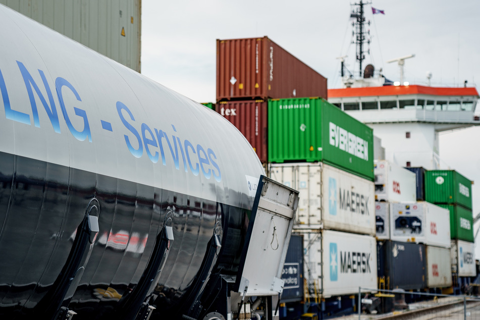 Ein Containerschiff wird von einem Tankfahrzeug mit 20 Tonnen klimaneutralem und synthetischem Kraftstoff LNG betankt. (Symbolbild)