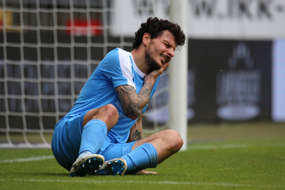 Philipp Hosiner am Boden, der Österreicher muss neue Kraft tanken. Beim 0:3 in Würzburg wurde der CFC-Torjäger deshalb geschont, saß die komplette Zeit draußen. Am Dienstag im Heimspiel gegen Braunschweig wird er wieder am Ball sein.