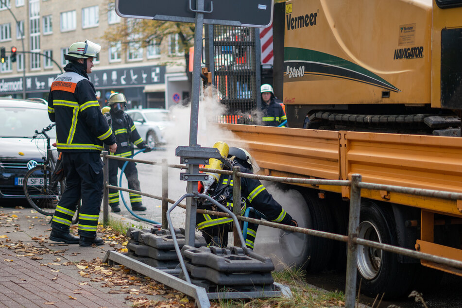 Die Feuerwehr Hamburg löscht die Bremsen des Lasters.
