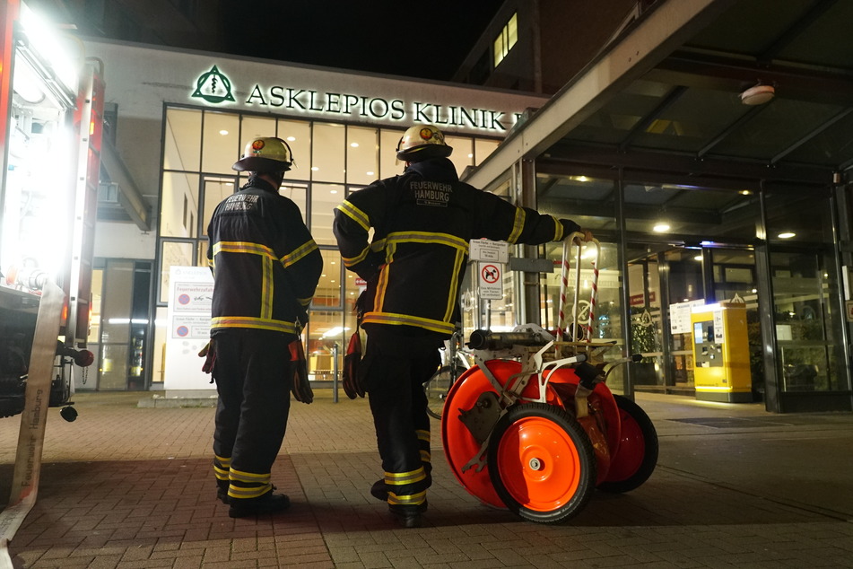 Aufgrund der Nähe des Feuers zur Patientenstation rückte die Feuerwehr Hamburg mit einem Großaufgebot an.