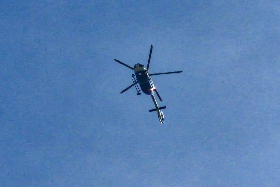 Zur Unterstützung wurde ein Polizeihubschrauber angefordert.