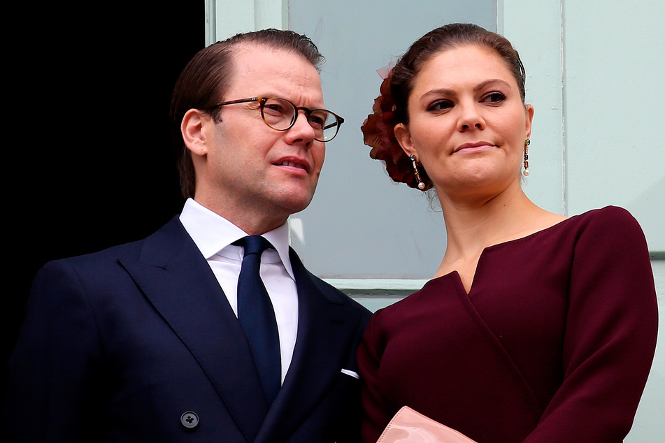 Corona macht auch vor den Royals nicht Halt: Schwedens Kronprinzessin Victoria (43) und ihr Ehemann Prinz Daniel (47) sind positiv auf Covid-19 getestet worden.