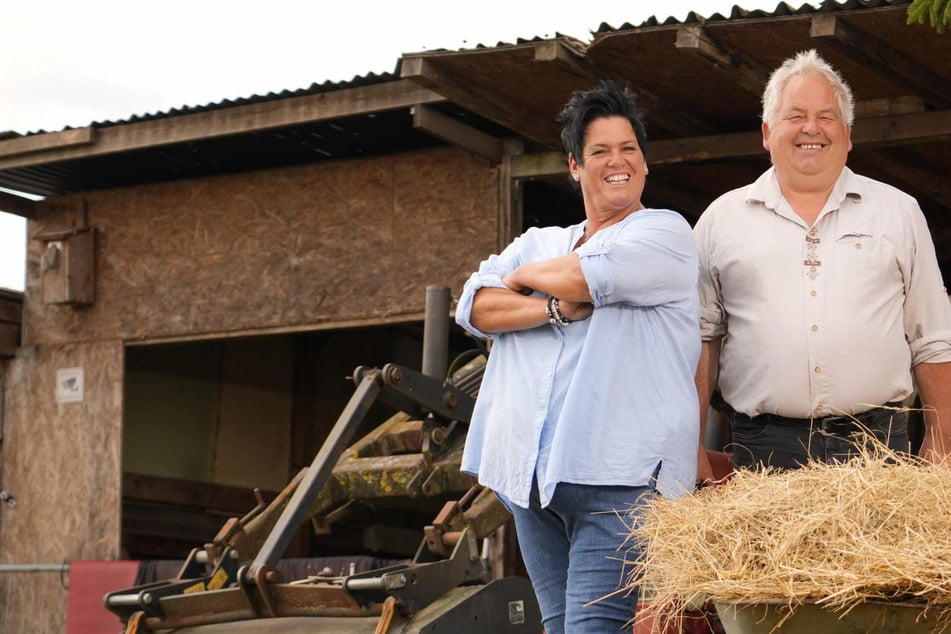 Bauer sucht Frau: Heiße Küsse bei "Bauer sucht Frau": Doch Simone schickt Hofmann zurück in den Wohnwagen