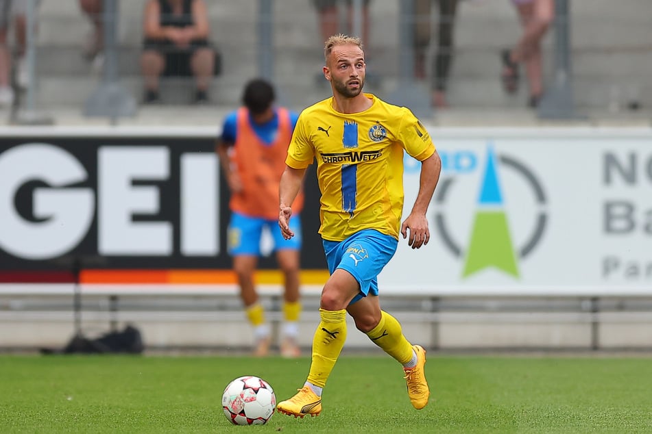 So schnell wird man Tobias Dombrowa (25) nach seiner Verletzung wohl nicht wieder auf dem Fußballfeld sehen.