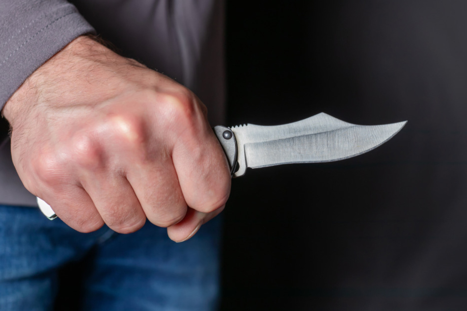 Mit einem Messer stach der Täter mehrfach auf seinen Kollegen ein. (Symbolbild)