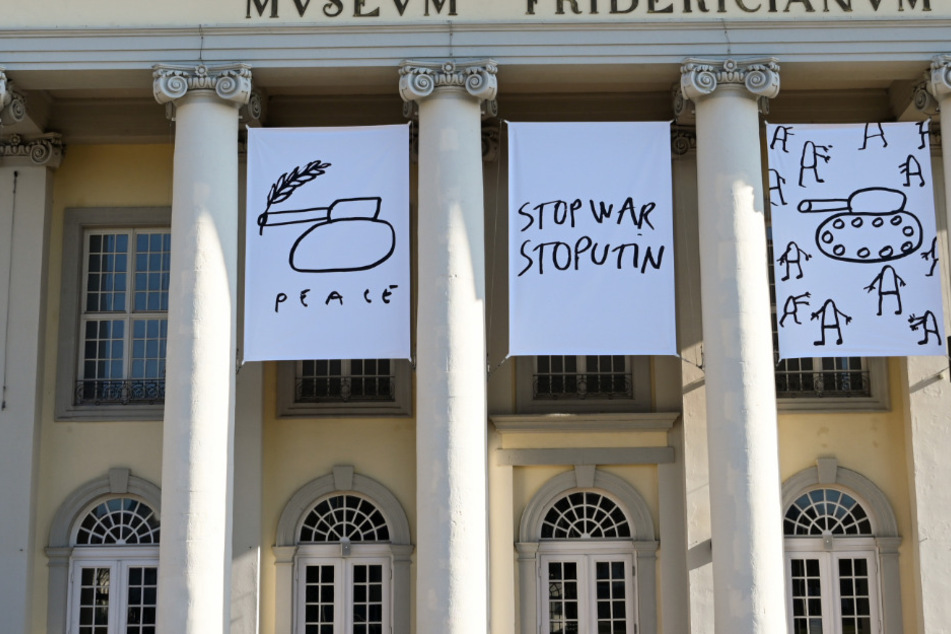 "Stop War, Stop Putin": Riesige Kunstaktion gegen Ukraine-Krieg