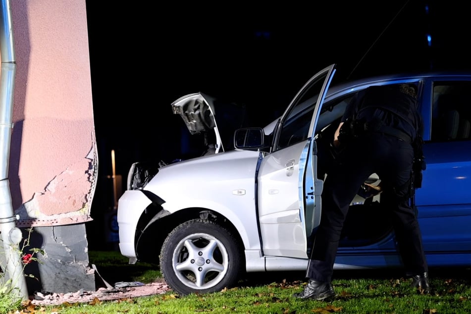 Unfallflucht nach Crash mit Hauswand: Auto verrät eigenen Fahrer