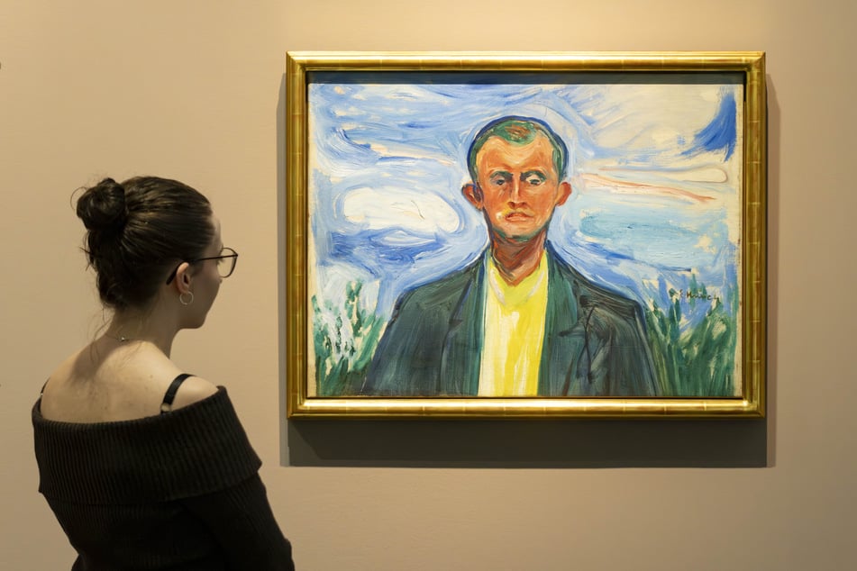 Eine Besucherin betrachtet eines der Selbstbildnisse Edvard Munchs.
