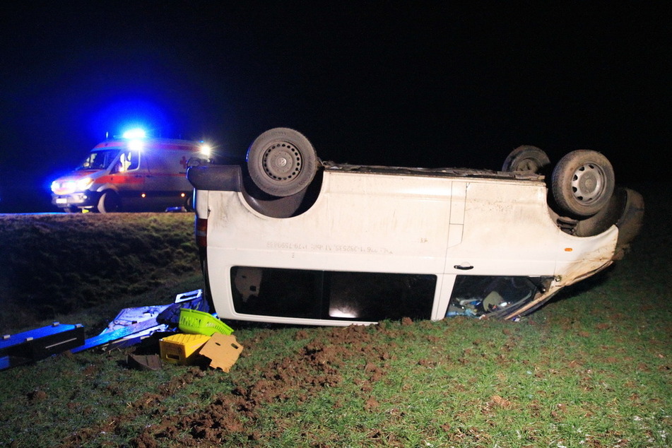 Crash auf Landstraße in Thüringen: VW-Bus überschlägt sich, Zwei Verletzte