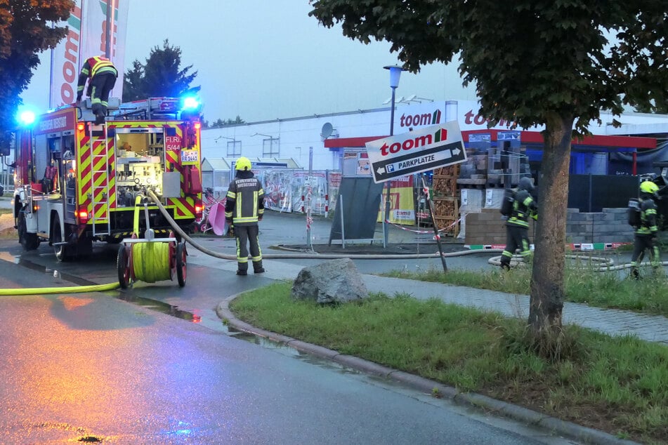 Brand auf Gelände von Toom-Baumarkt: Feuerwehr muss in Riedstadt ran