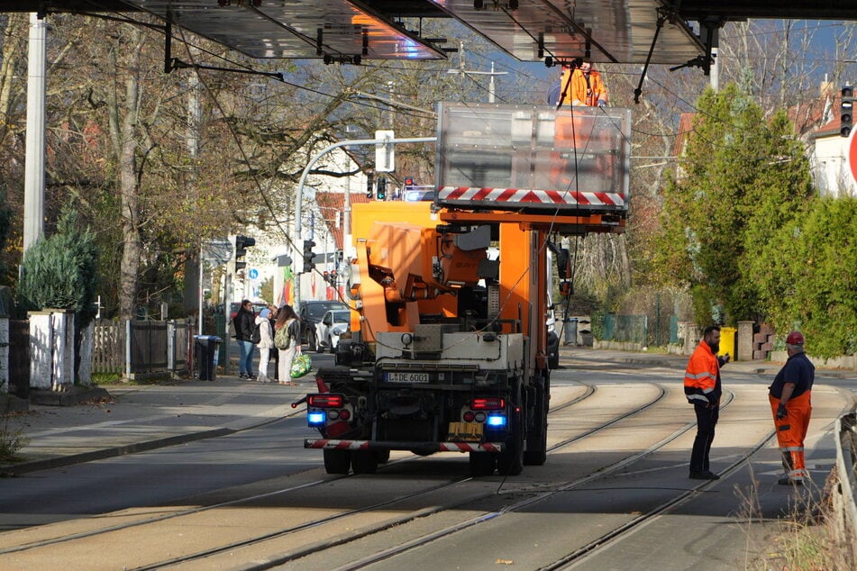 Auf der Delitzscher Landstraße hat ein Lastwagen am Montagvormittag eine Oberleitung abgerissen.