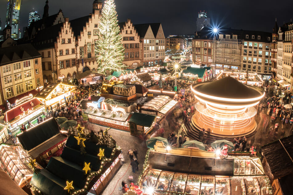 Der Frankfurter Weihnachtsmarkt (Archivbild) soll trotz der vierten Corona-Welle in diesem Jahr stattfinden.