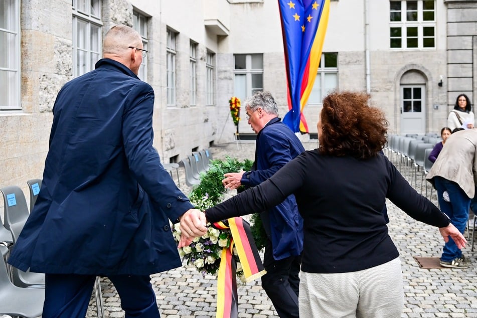 Tumult beim Staatsakt: Streit um AfD-Kranz endet im Handgemenge