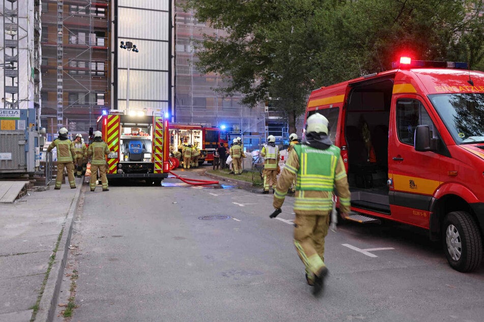 Dresden: Feuerwehreinsatz auf der Hochschulstraße: Keller steht in Flammen!