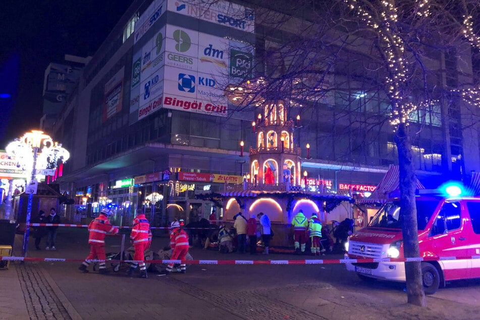 Die Einsatzkräfte der Feuerwehr müssen sich nach dem Anschlag auf dem Magdeburger Weihnachtsmarkt um zahlreiche Verletzte kümmern.