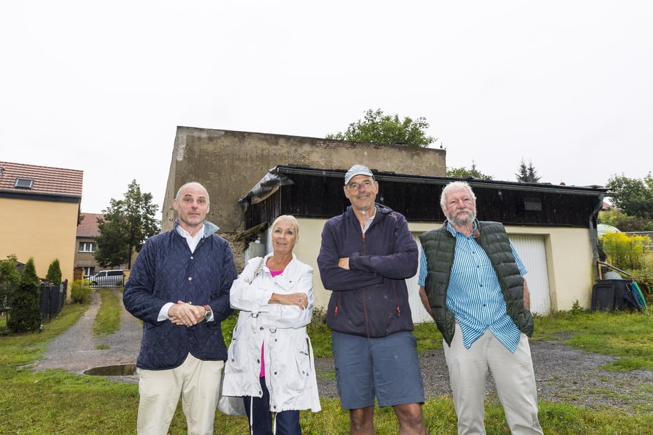 Die Grundsteuer-Rebellen Alexander Spata (50, v.l.), Monika Bucsis (72), Torsten Küllig (55) und Klaus Scholze (80) wehren sich gegen horrende Forderungen.