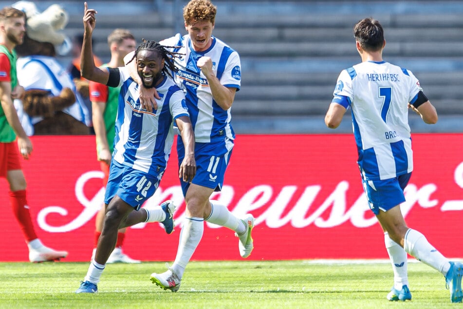 In der ersten Hälfte erzielte Zeefuik (l.) noch ein tolles Tor zum 3:0.