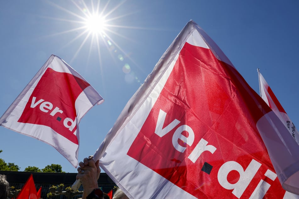 Verdi fordert für die Seehäfen-Mitarbeiter unter anderem mehr Gehalt. (Symbolbild)
