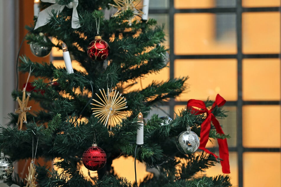 Für dem Entsorgen gilt: Weihnachtsbaum abschmücken. (Symbolbild)