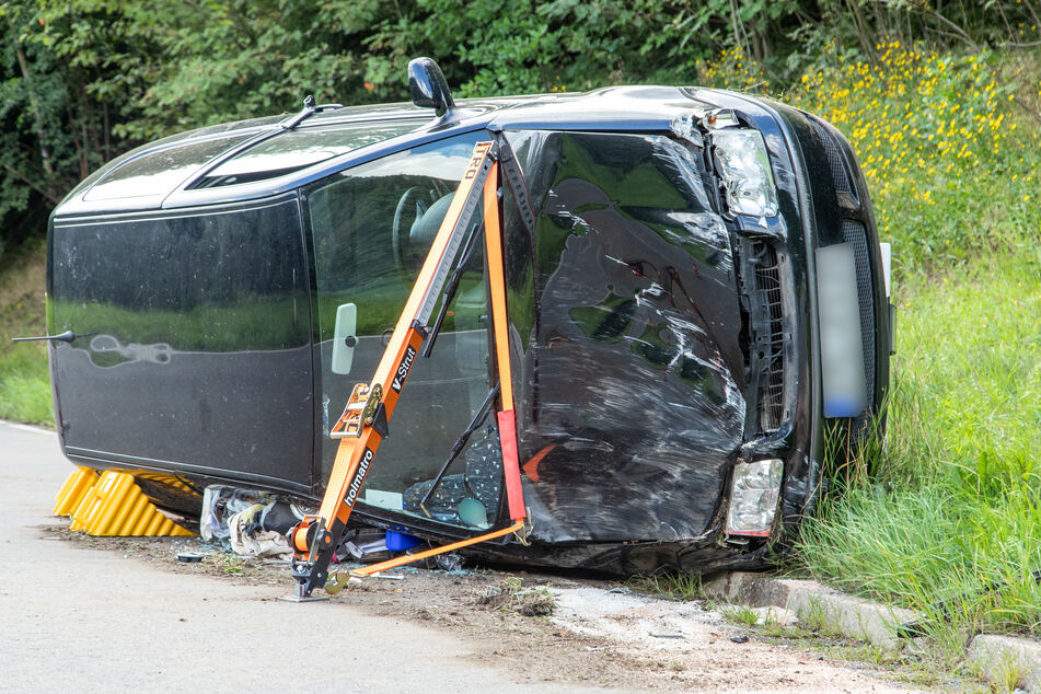 VW kommt ins Schleudern und prallt gegen Hang: Fahrerin verletzt