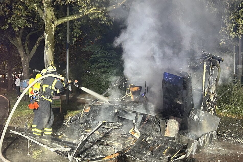 Feuerwehrleute löschten das brennende Fahrzeug. Eine Person wurde bei dem Vorfall leicht verletzt.