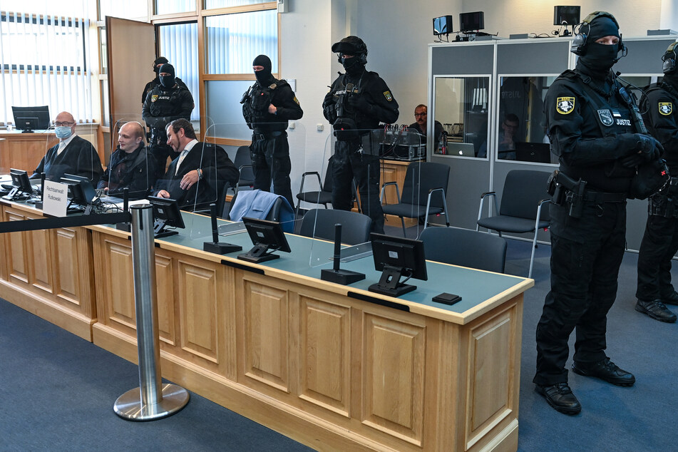 Massives Polizeiaufgebot für den Halle-Prozess im Magdeburger Gerichtssaal.
