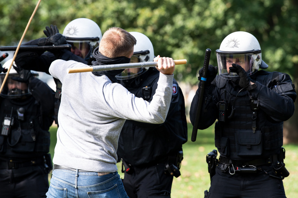 Die neue Schutzweste der nordrhein-westfälischen Bereitschaftspolizei ist wirksam gegen Schlage, Stiche sowie Schüsse - und dazu auch noch feuerfest.