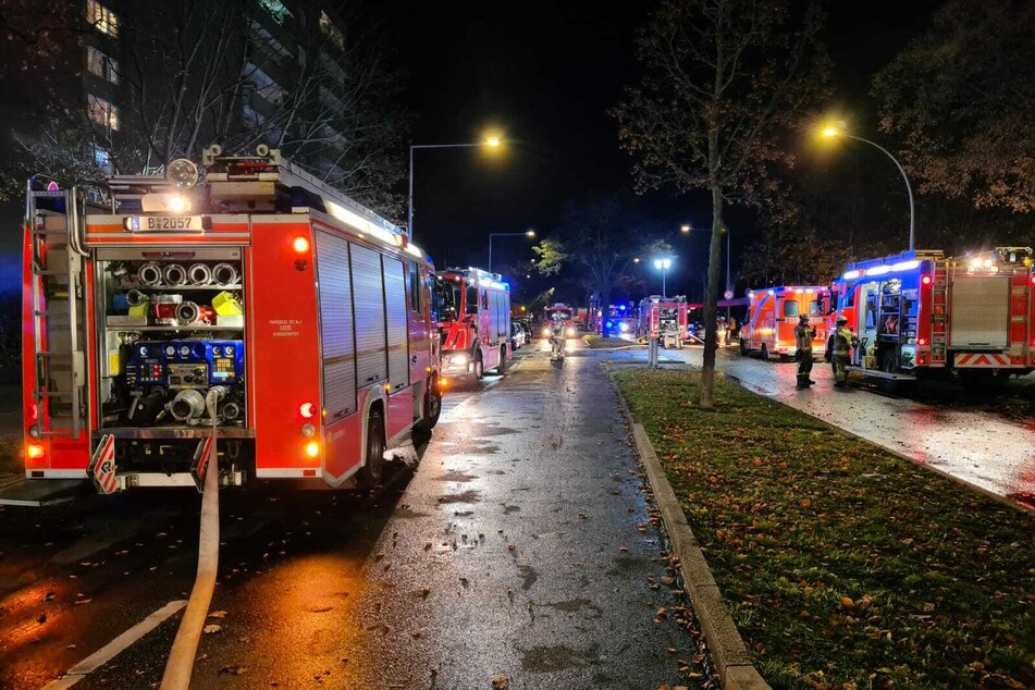 Mehrere Autos sind am Donnerstagabend in einem Parkhaus in Berlin-Neukölln abgebrannt.