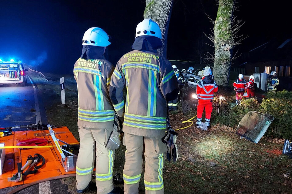Rettungskräfte der Feuerwehr sind an der Unfallstelle eines Wagens auf der Bundesstraße 219 von Greven in Richtung Saerbeck im Einsatz.