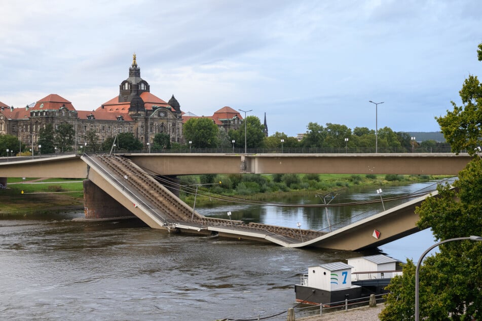 Blick auf die teilweise eingestürzte Carolabrücke.