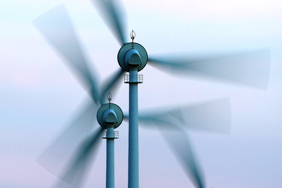 Die Bürger im oberbayerischen Landkreis Ebersberg haben am Sonntag für mehrere Windkraftanlagen in einem Waldgebiet gestimmt. (Symbolbild)