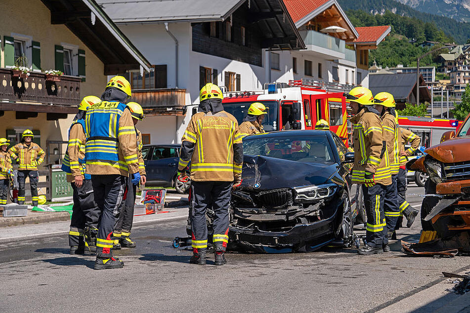 Die Feuerwehr befreite die Schwerverletzte aus dem BMW.